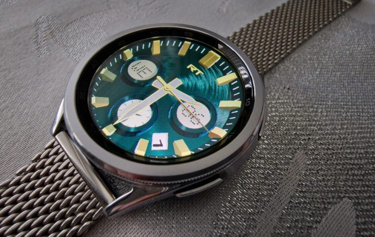 3D realistic anisotropic real-time rendered analogue watch face